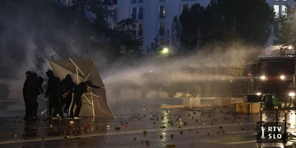 Študenti v Tirani protestirajo proti vladi Edija Rame zaradi korupcije in stroškov