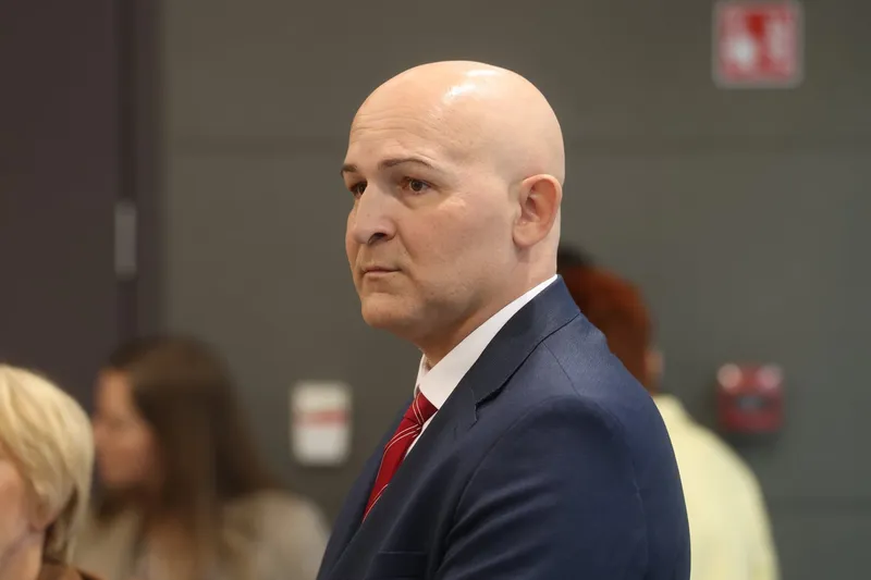 Ministrstvi bosta učencem in dijakom podarili ustavo in zastave