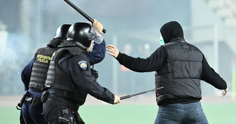 Navijaški izgredi v Splitu: Torcida z antisemitskimi gesli in pirotehniko prekinila tekmo Hajduk-Ajax